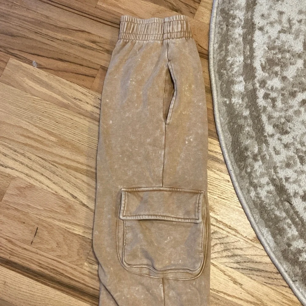 Wild Fable tan cargo sweatpants with pockets - Picture 4 of 4